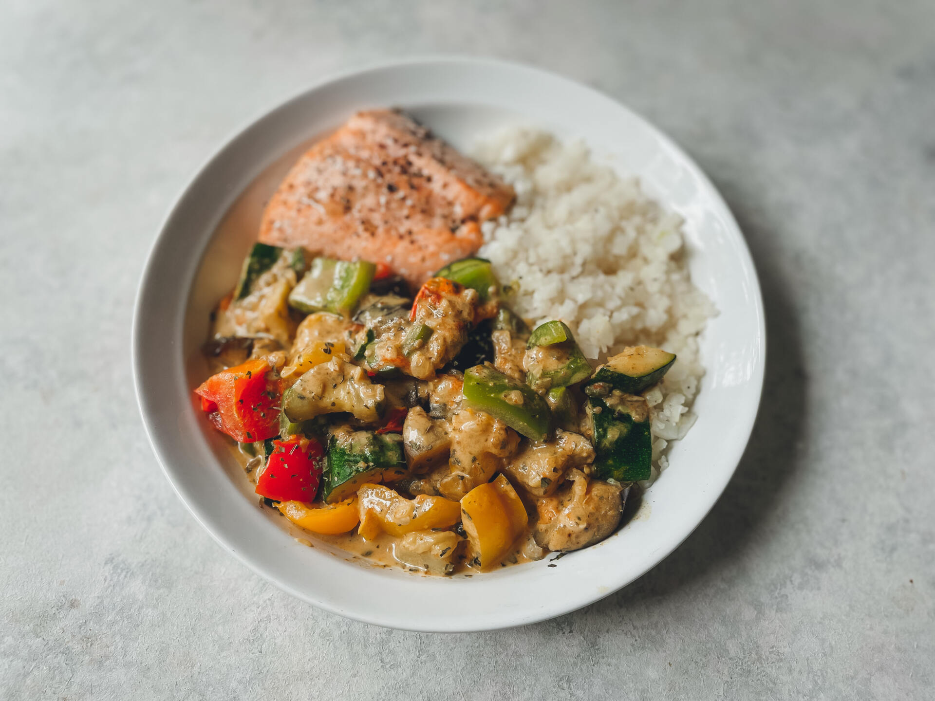 Creamy vegetable curry with cauliflower rice